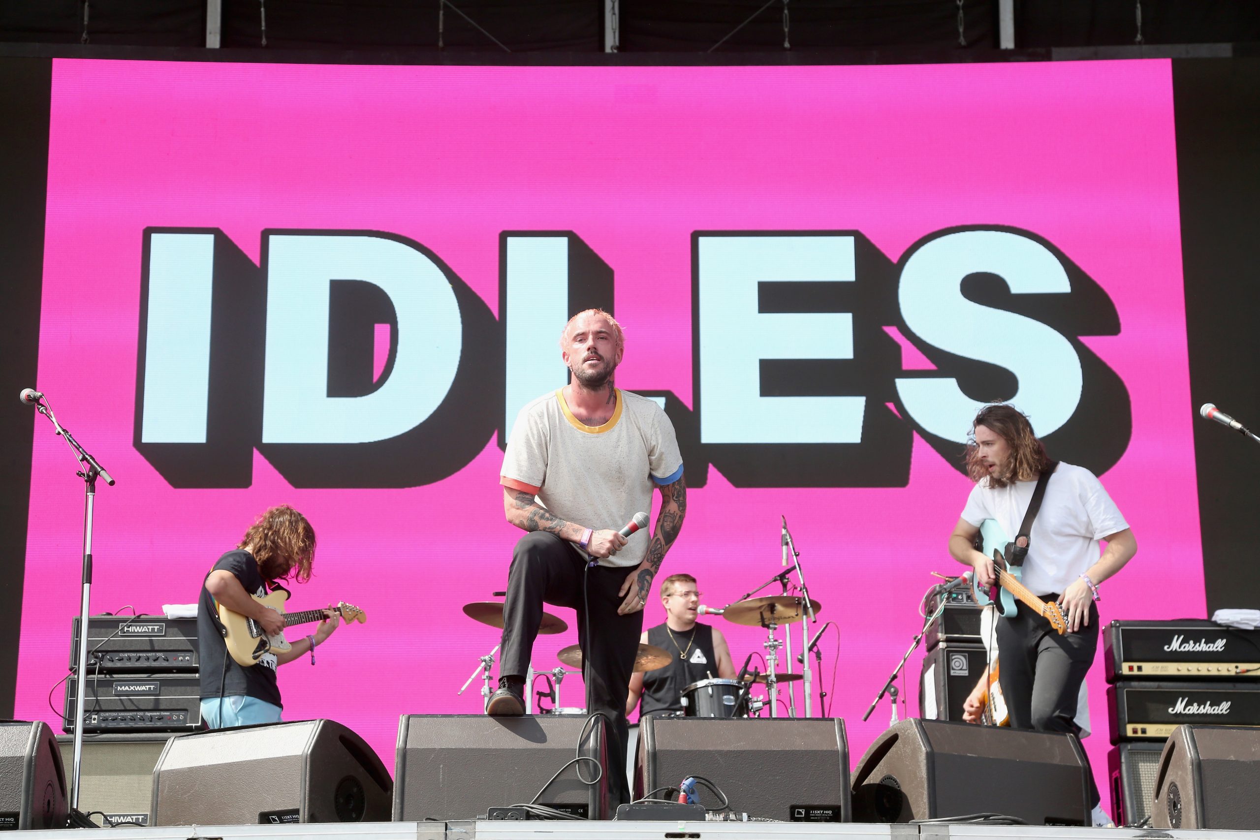 IDLES se junta con slowthai en una nueva versión de "Model Village"