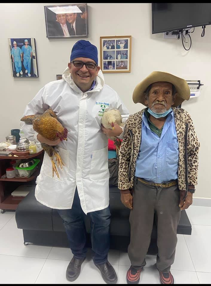 Conmovedor: Abuelito paga su cirugía de próstata con dos gallinas