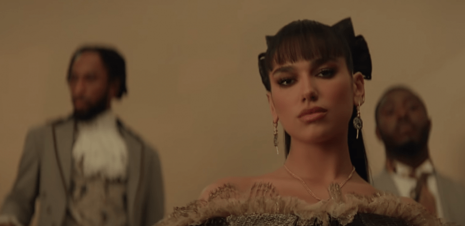 Dua Lipa organiza una lujosa cena y homenajea a Pop Smoke en "Demeanor"