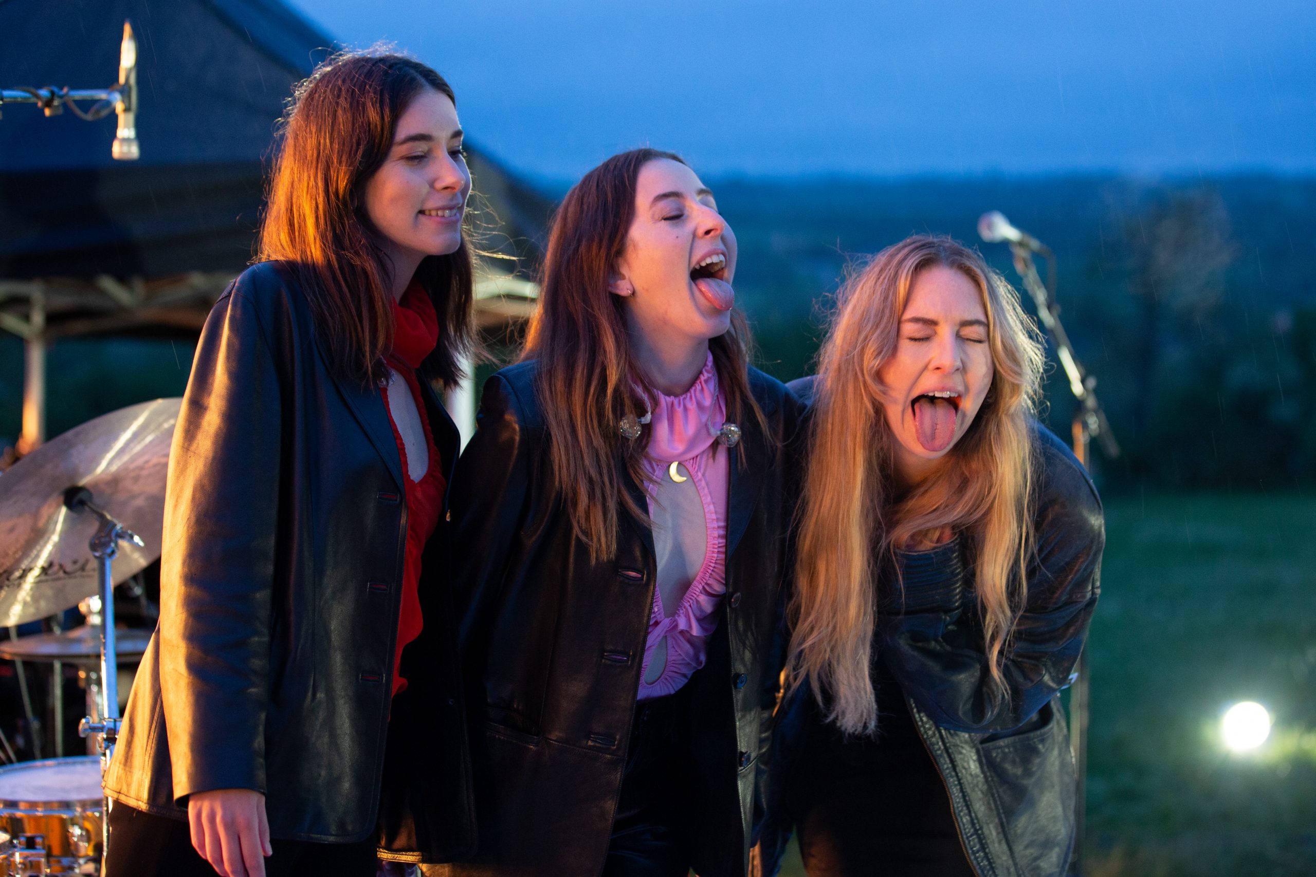 HAIM nos presenta una nueva rola llamada "Cherry Flavored Stomach Ache"