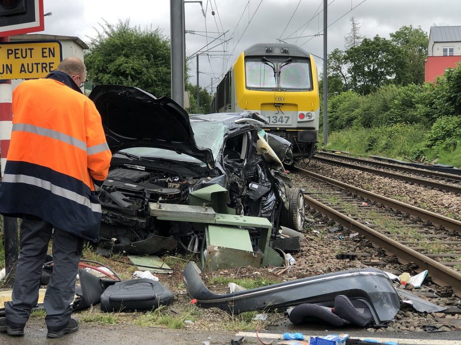 ¡Estuvo cerca! Así se salvó una mujer de ser arrollada en su auto por un tren 