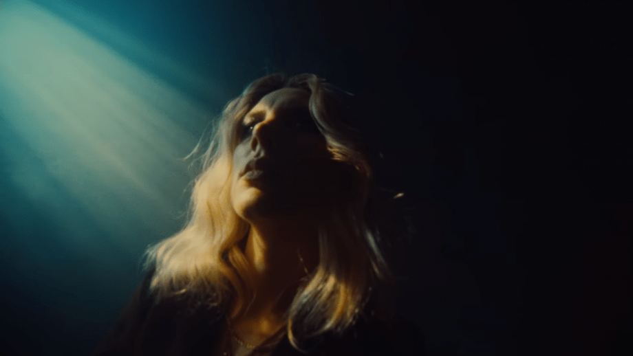 Wolf Alice le pone misterio y un extraño baile en la oscuridad al video de "Feeling Myself"