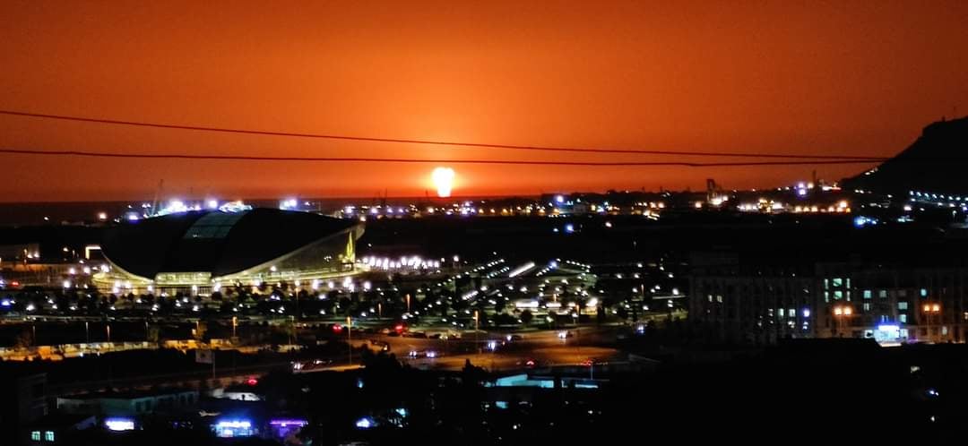 Checa las imágenes de la impresionante explosión captada en el Mar Caspio; al parecer fue un volcán