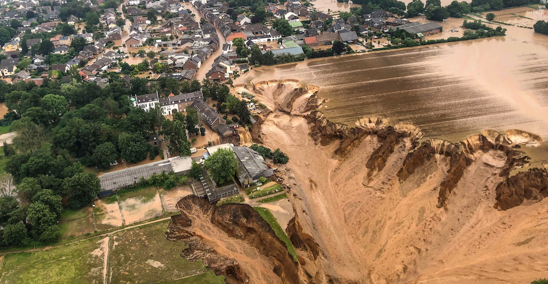 Despiden a una reportera por untarse lodo para fingir que ayudaba en las inundaciones de Alemania