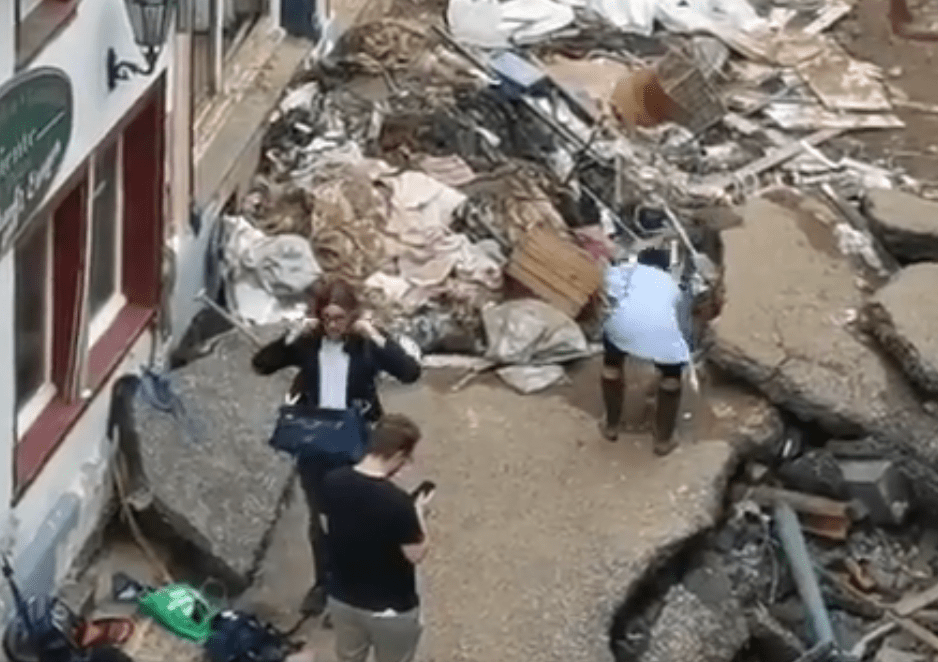 Despiden a una reportera por untarse lodo para fingir que ayudaba en las inundaciones de Alemania