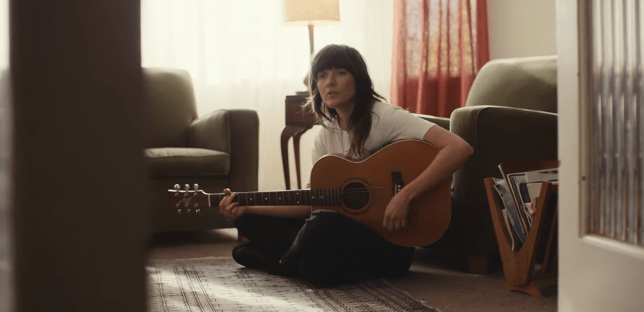 ¡Está de vuelta! Courtney Barnett anuncia su nuevo disco con la rola "Rae Street"