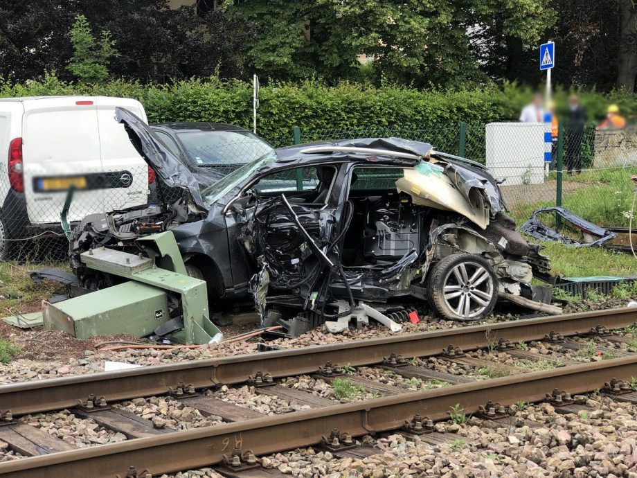 ¡Estuvo cerca! Así se salvó una mujer de ser arrollada en su auto por un tren 