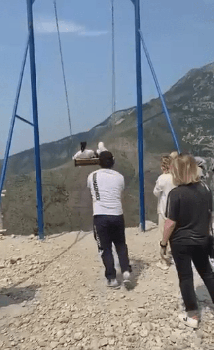 Mujeres caen de un columpio sobre un barranco