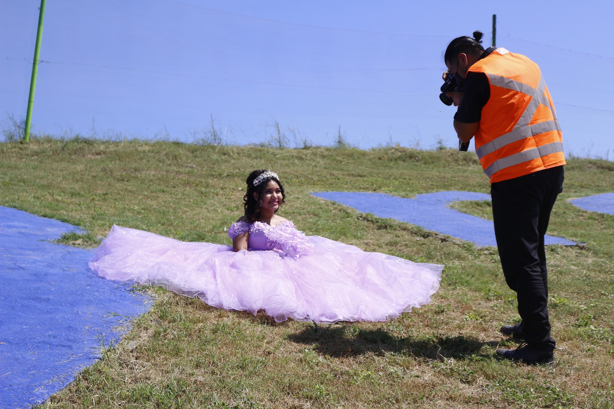 Con orgullo: Quinceañera realiza sesión de fotos en basurero donde trabaja su papá 