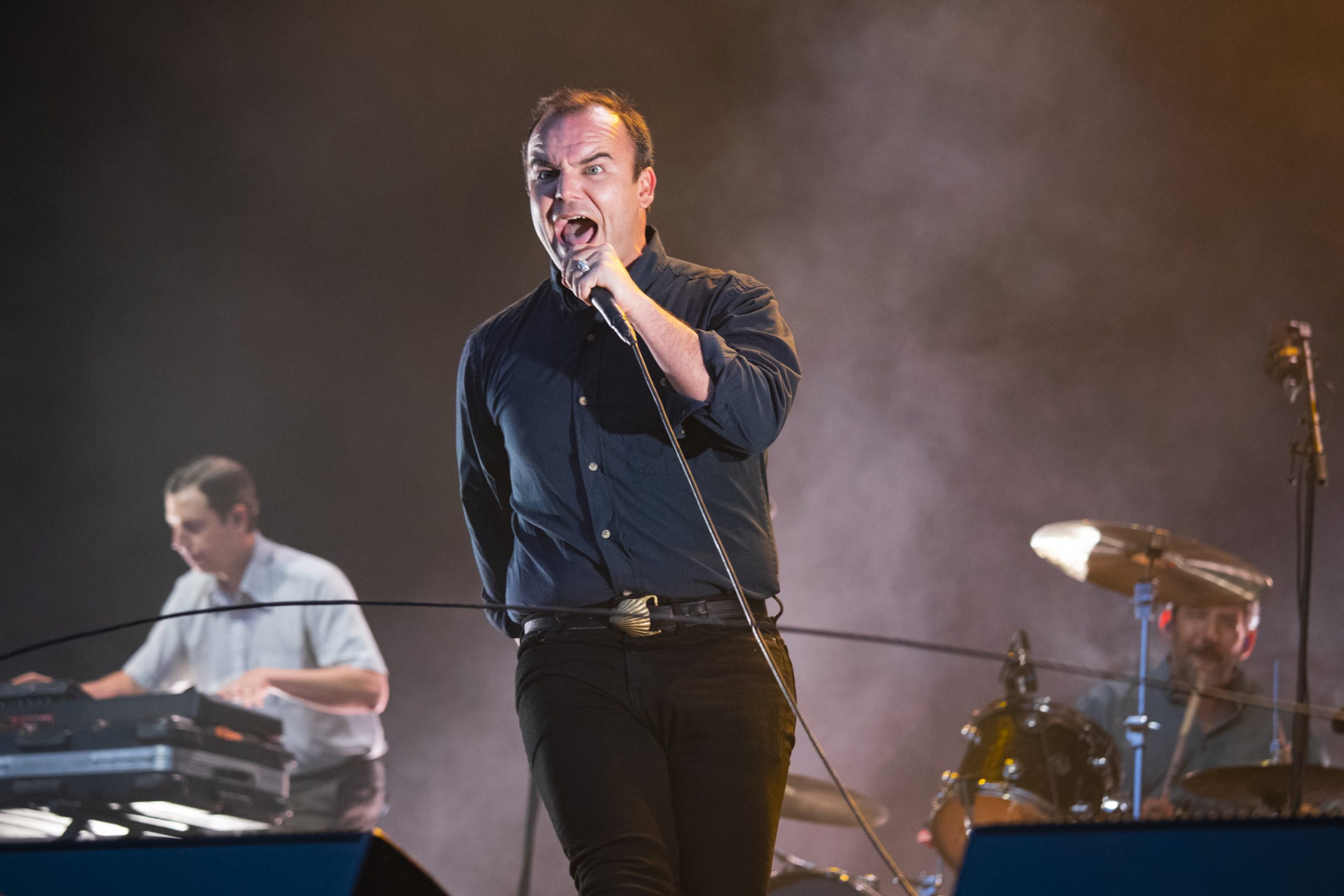 Future Islands reflexionan sobre la naturaleza de la vida en su nueva rola "Peach"