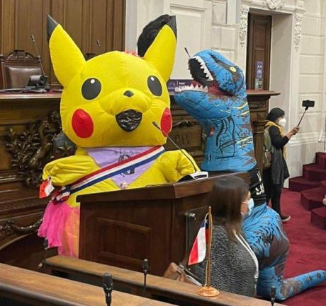 Congresista se disfraza de Pikachu en plena sesión y se vuelve viral