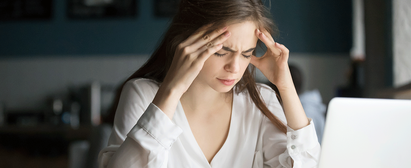 dolor-de-cabeza-mujer-laptop