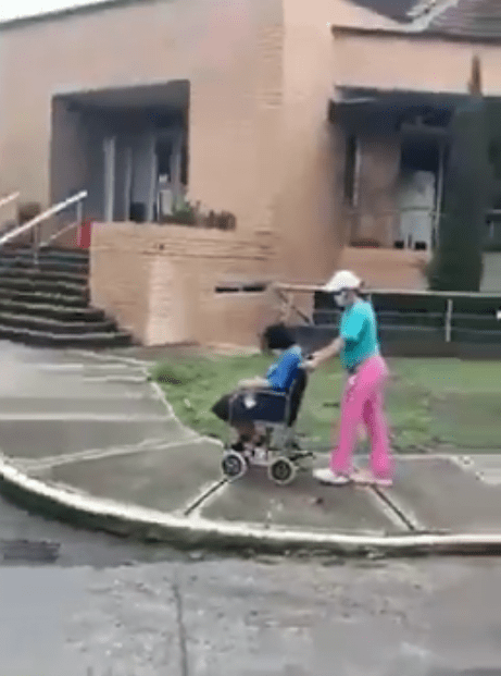 Captan a una mujer vendando a su hija para fingir discapacidad y pedir limosna