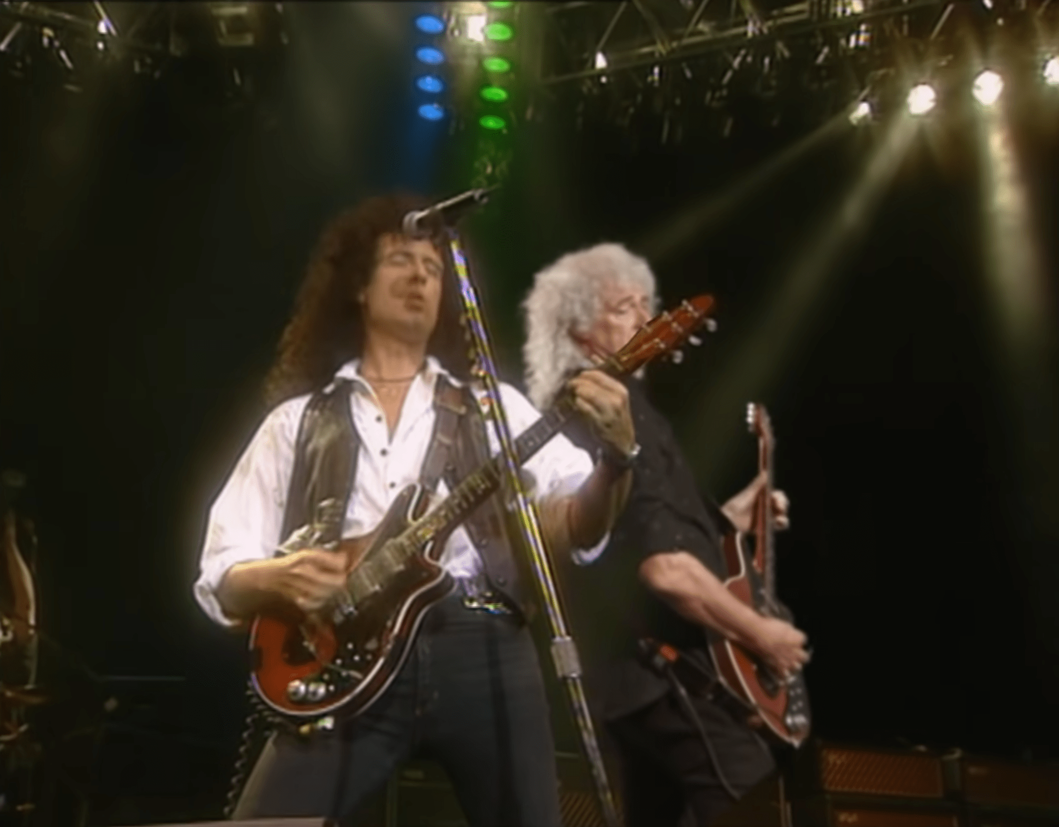 Brian May toca con su versión joven en el video de "Back To The Light"