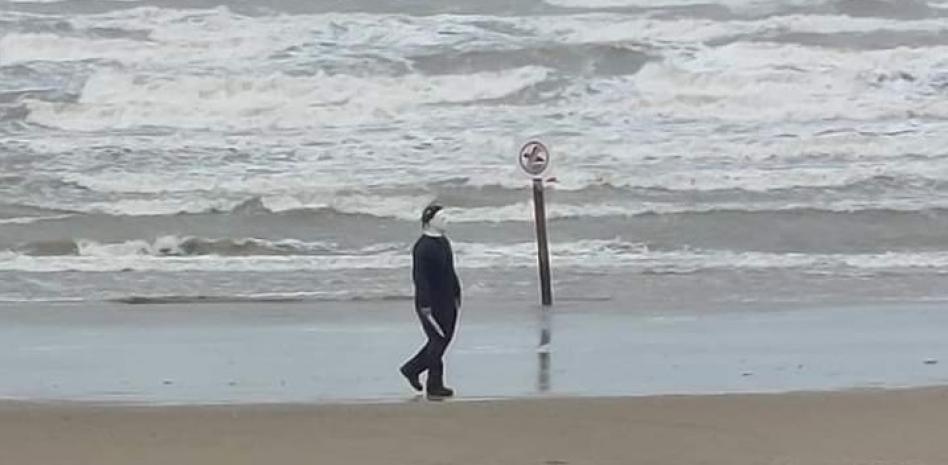 Como cuando te disfrazas de Michael Myers en una playa y terminas arrestado