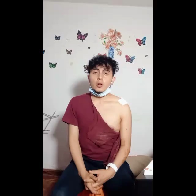 "No me rindo": Joven pianista perdió la movilidad en un brazo tras ser apuñalado y así pide ayuda