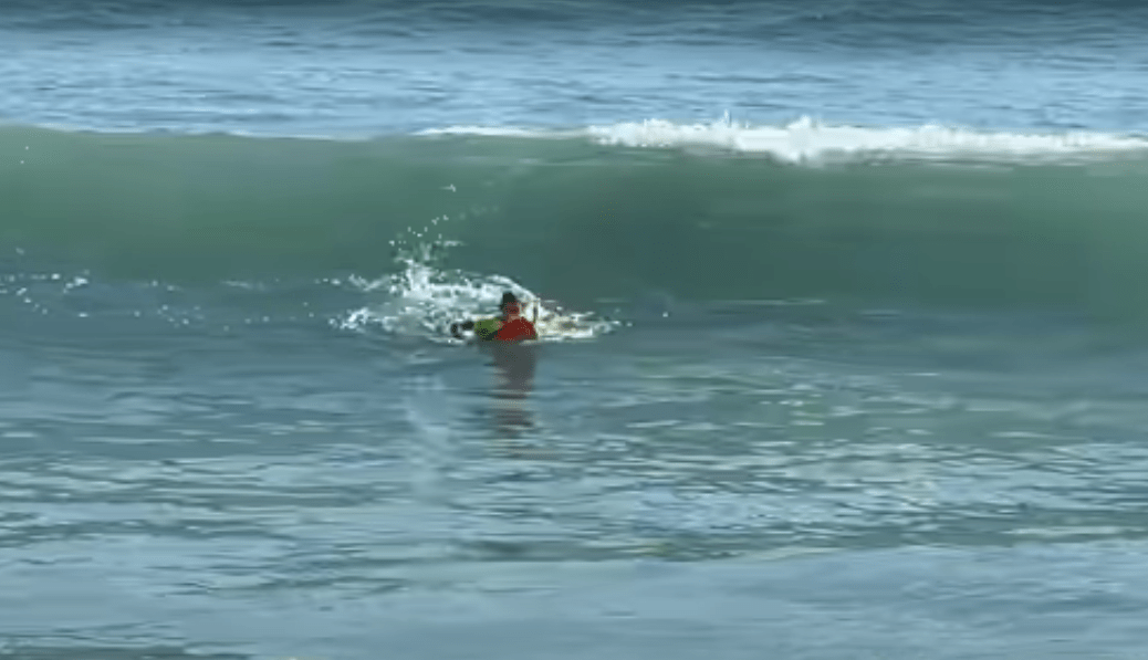 Captan el momento en que un niño se salva de ser atacado por un tiburón en competencia de surf