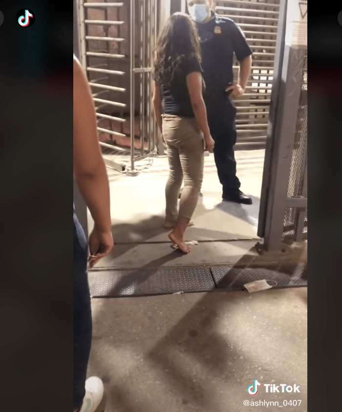 Ouch! Mujer es sometida tras escupir a policía fronterizo en Mexicali