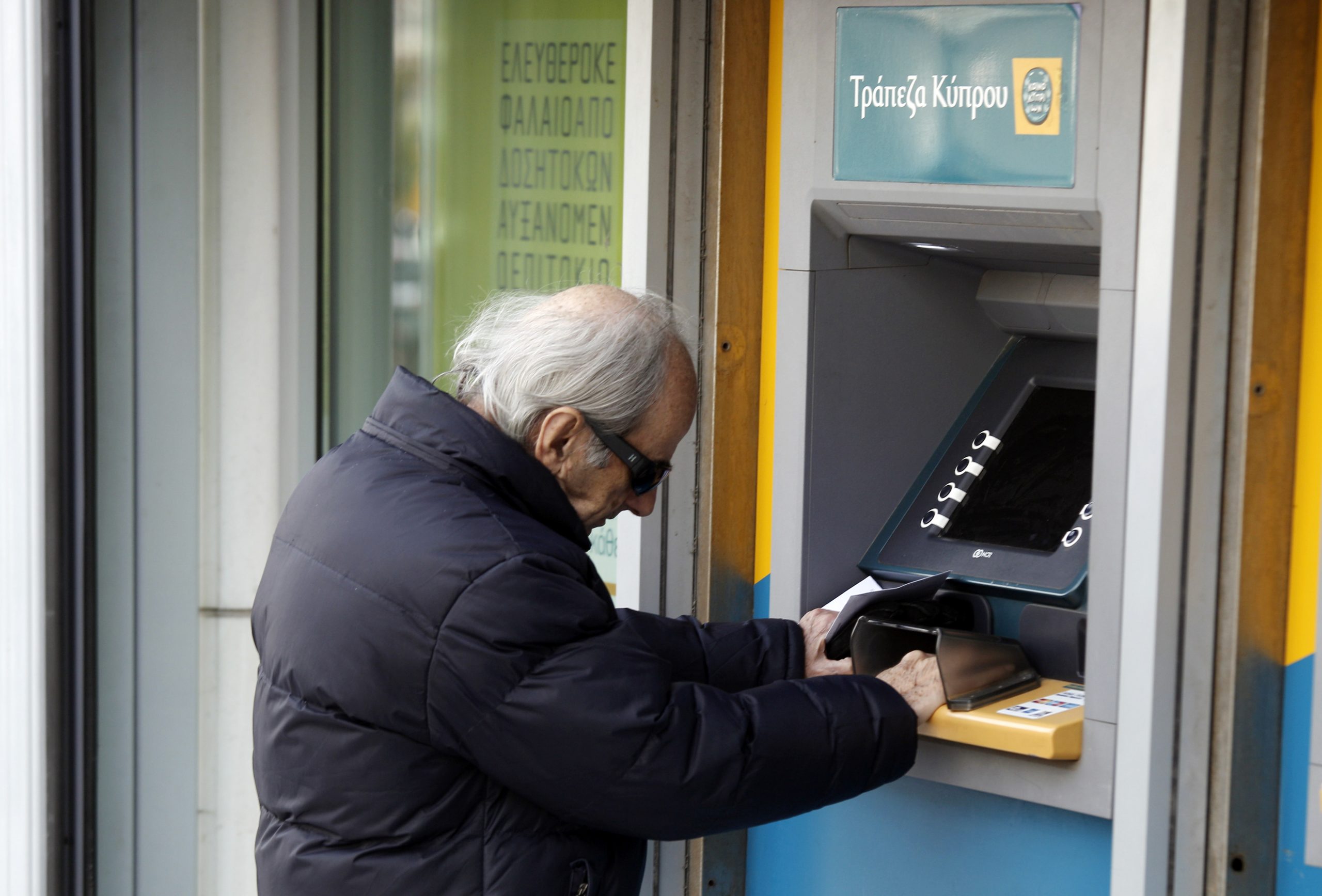 Abuelito deposita por error todos sus ahorros a desconocido; no quiere devolvérselos