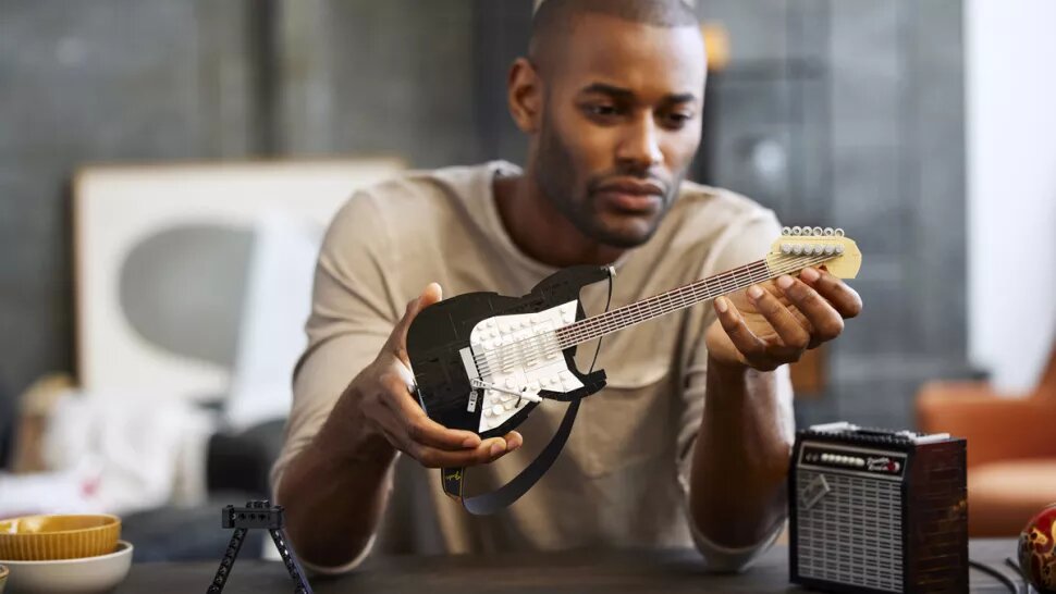 LEGO lanzará un set de la Fender Stratocaster para sacar tu lado más rockero 🎸