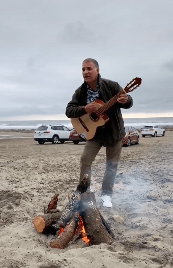 ¡Qué talento! Hombre va a comer a un restaurante y se roba el show tocando con unos mariachis