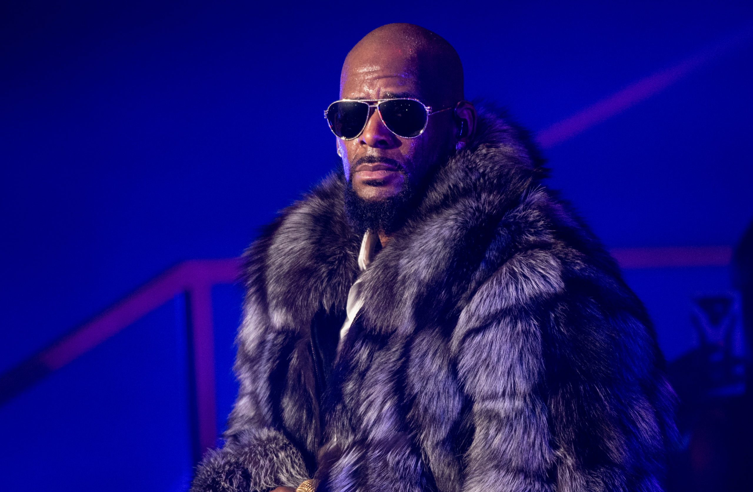 R. Kelly es declarado culpable por delitos sexuales; podrían sentenciarlo a cadena perpetua