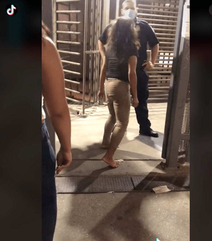 Ouch! Mujer es sometida tras escupir a policía fronterizo en Mexicali