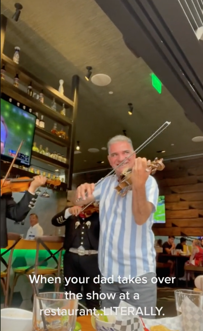 ¡Qué talento! Hombre va a comer a un restaurante y se roba el show tocando con unos mariachis