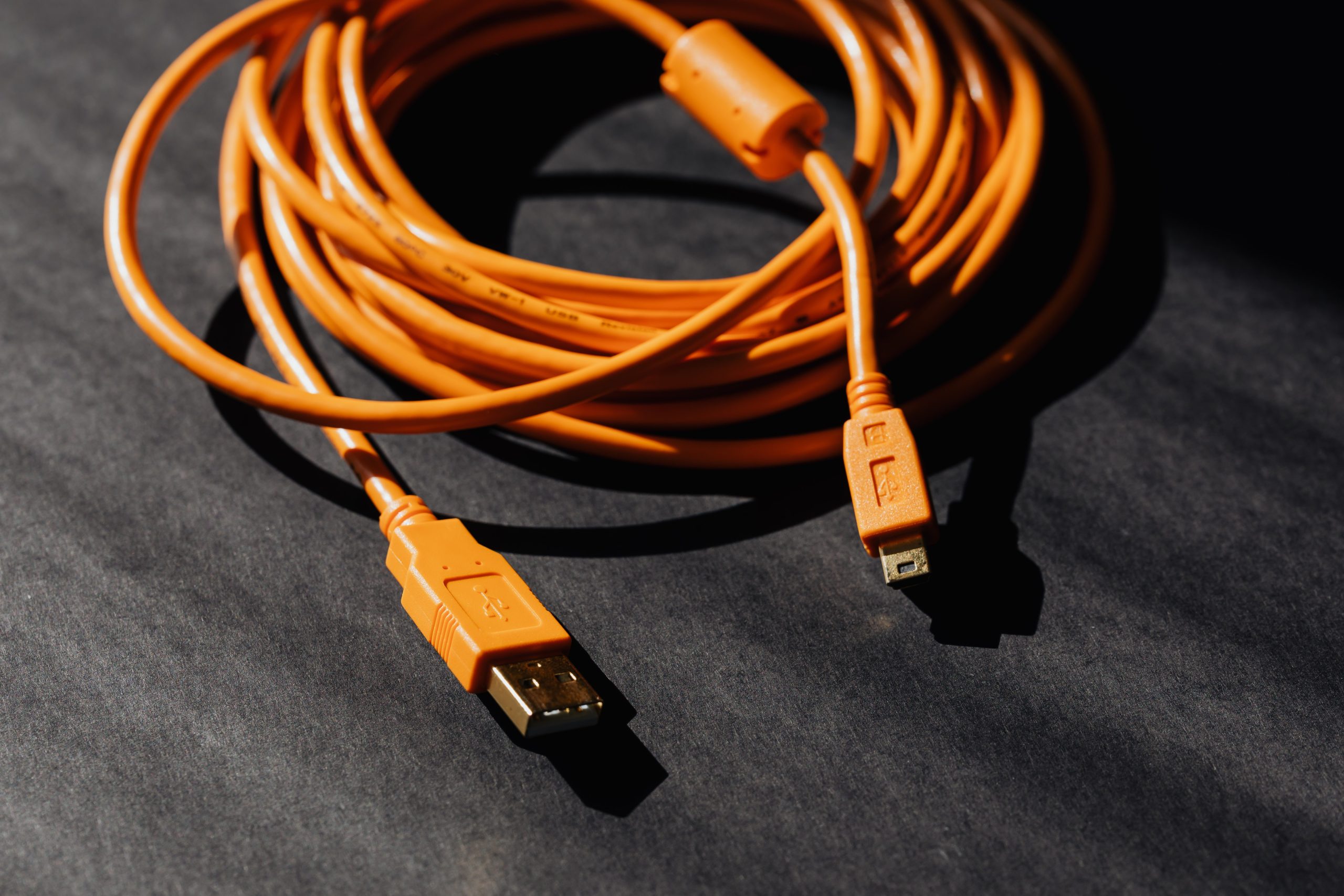 ¡¿Por?! Joven se introduce un cable USB en el pene y termina en el hospital