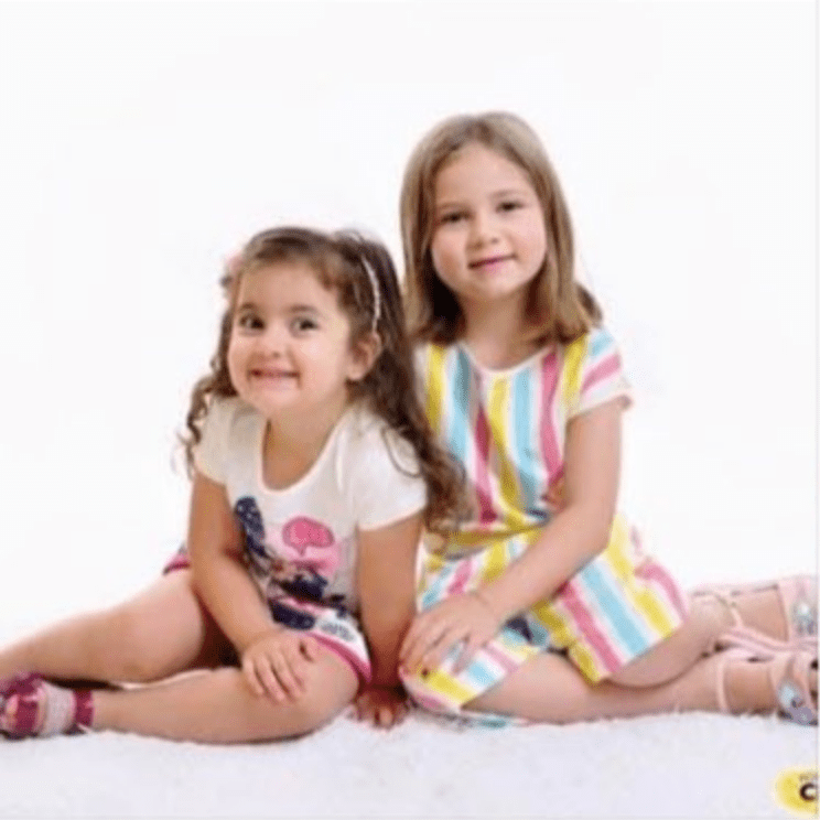 ¿Se acuerdan de la 'niña del pastel'? Pues volvió a aparecer (junto a su hermana) 