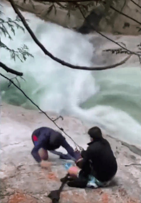 Turistas hicieron una cuerda con turbantes para salvar a dos personas que cayeron a un río