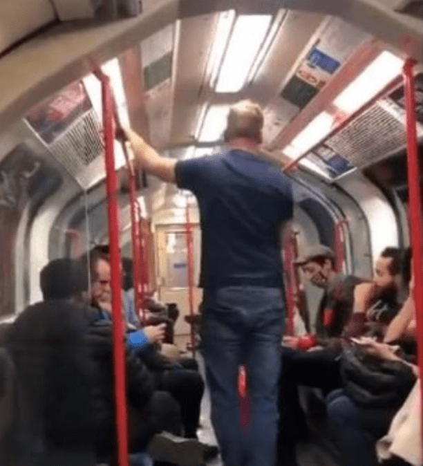 ¡Ándele! Agrede a joven asiática en el metro de Londres y pasajeros lo golpean