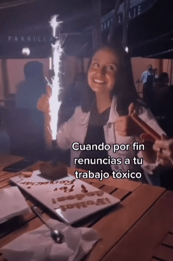 Una mujer celebró con todo y pastel tras dejar su ‘trabajo tóxico’