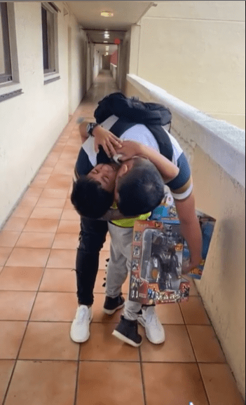 La conmovedora reacción de un niño al volver a ver a su papá luego de 2 años