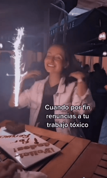 Una mujer celebró con todo y pastel tras dejar su ‘trabajo tóxico’