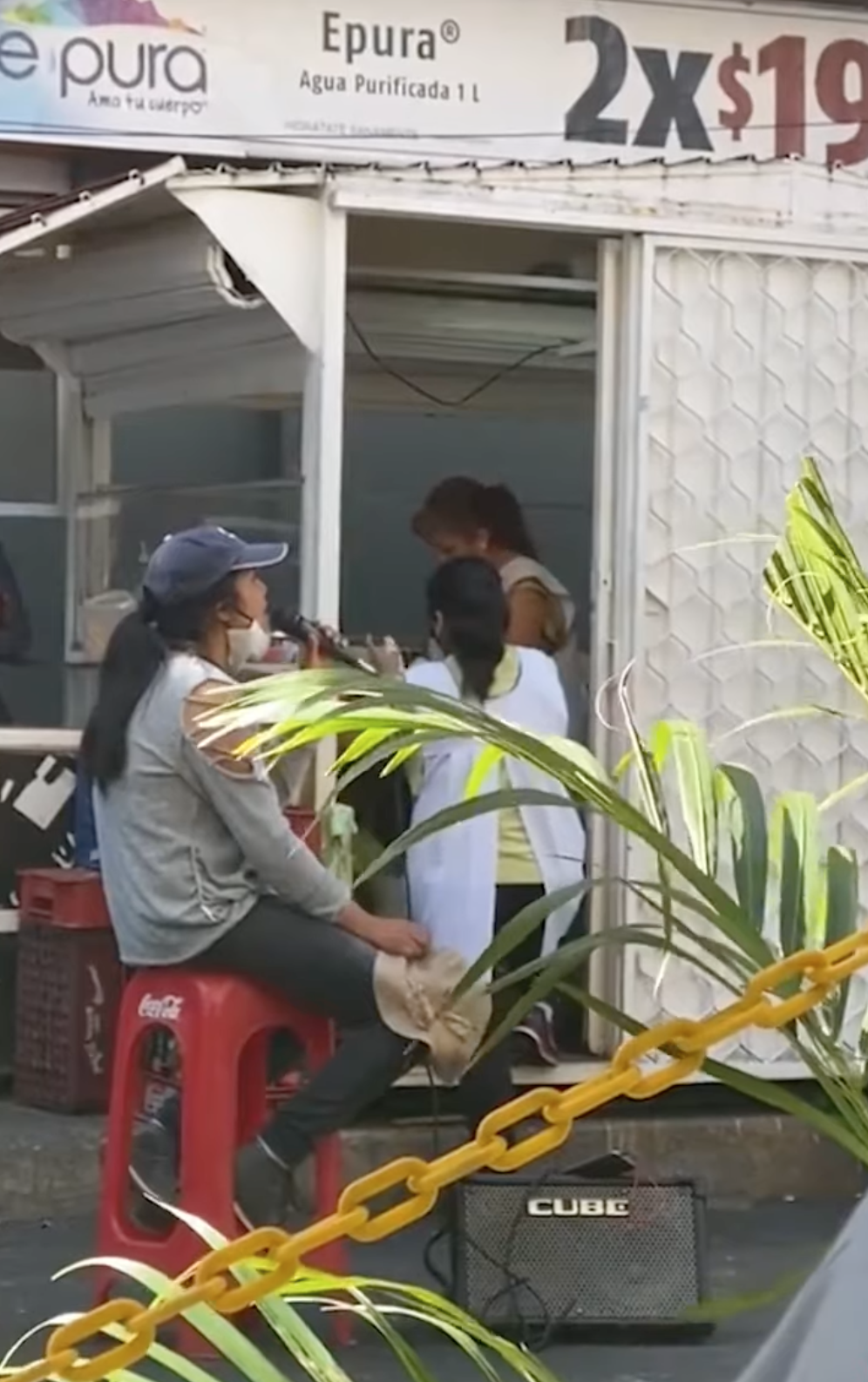 Joven sorprende cantando "La Llorona" en un puesto de tacos y se hace viral