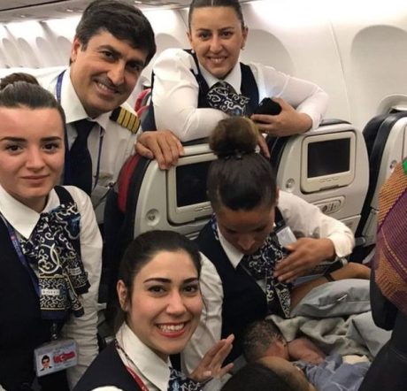 ¡Qué tino! Mujer da a luz en pleno vuelo, el avión volaba de Estambul a Chicago