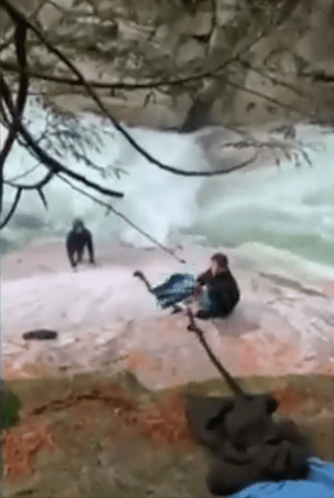 Turistas hicieron una cuerda con turbantes para salvar a dos personas que cayeron a un río