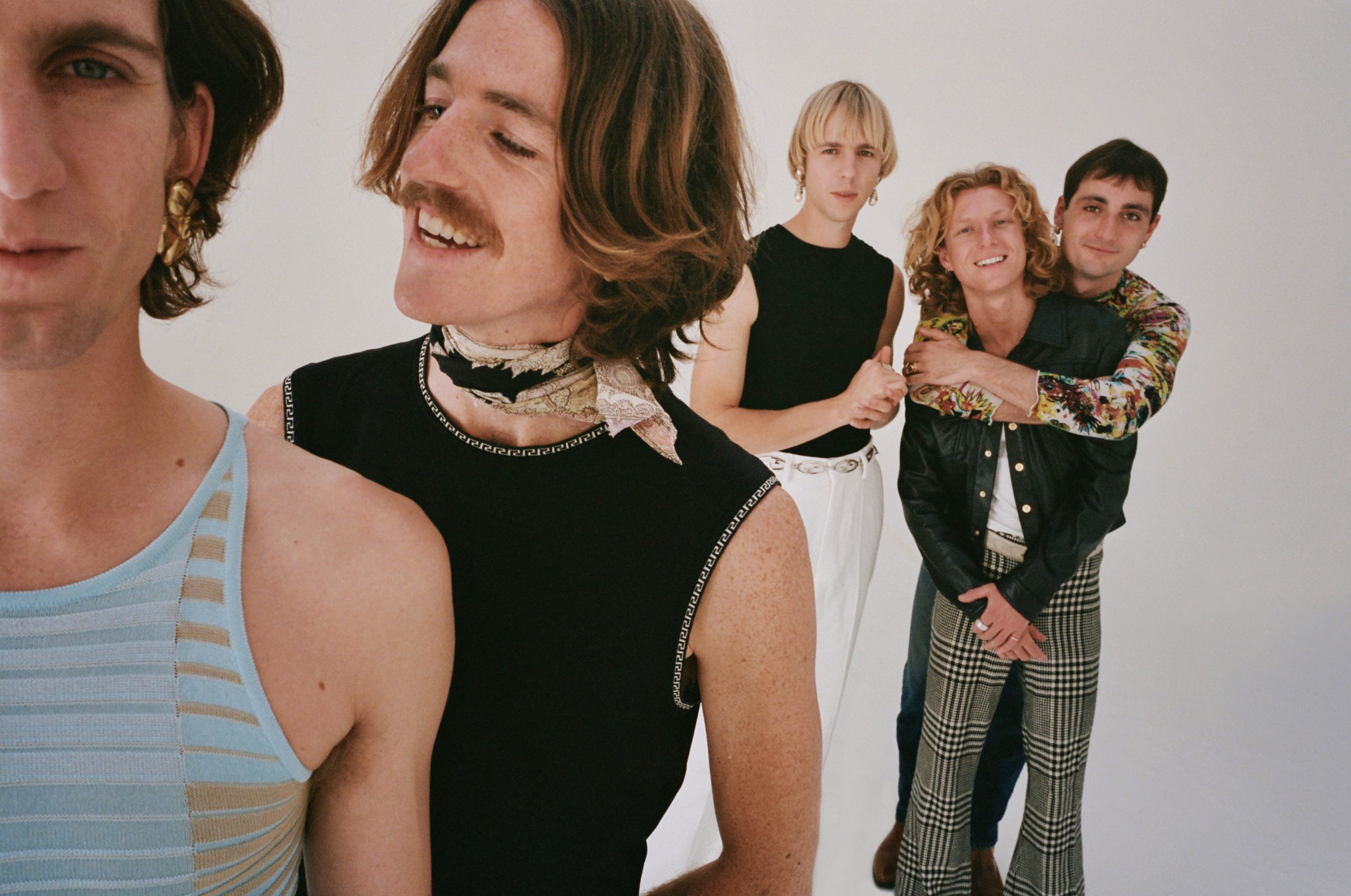 Parcels le pone fecha a su segundo disco y comparte "Somethinggreater"