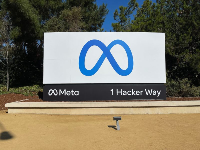 El logo de 'Meta' en las instalaciones de Facebook en Menlo Park, California, Estados Unidos. EFE/John G. Mabanglo