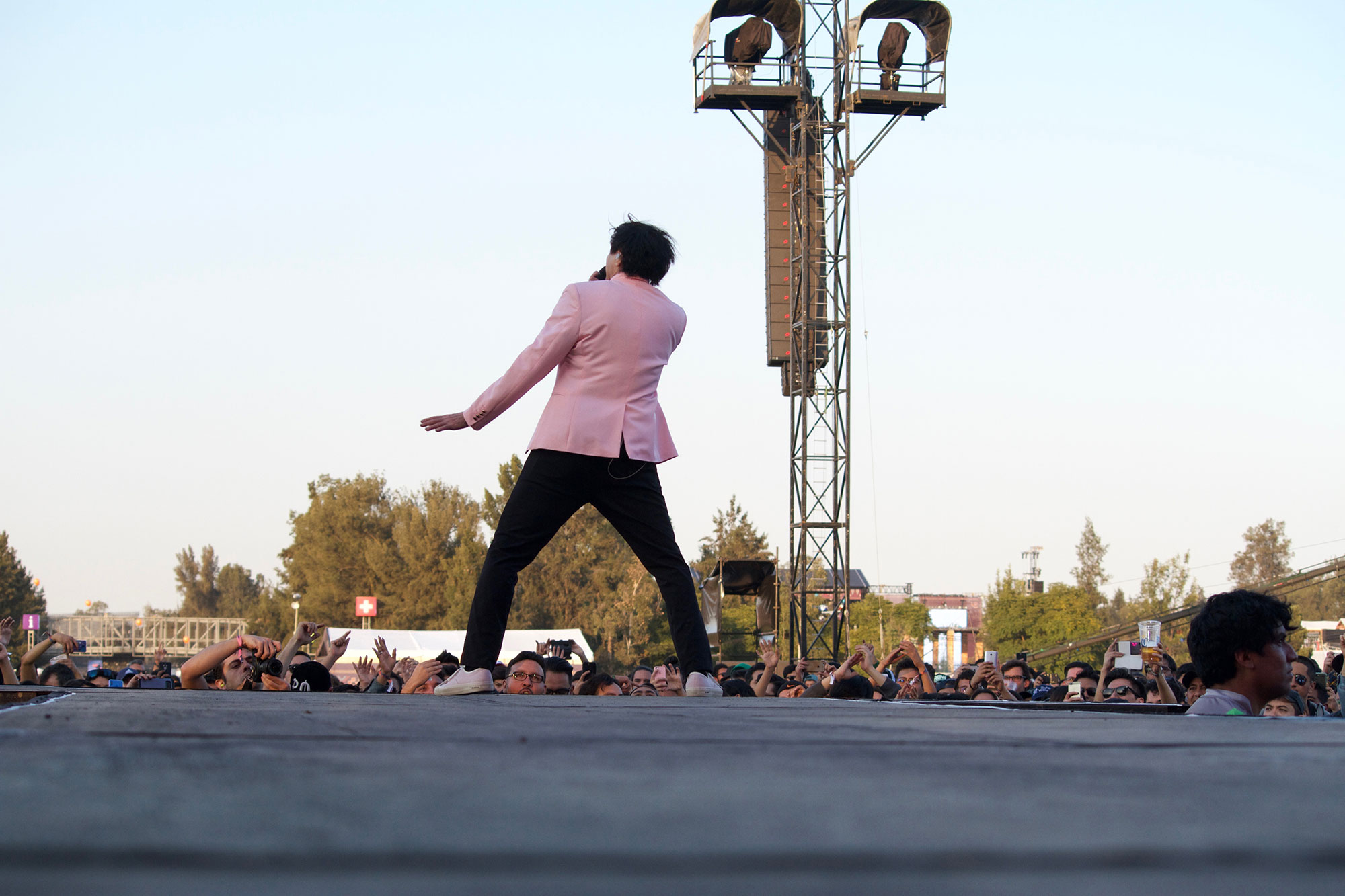 Cachamos a Edgar Wright grabando el documental de Sparks en el Corona Capital 2018