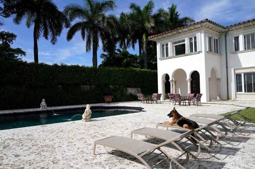 La historia detrás de ‘Gunther VI’, el perro millonario que vende su mansión en Miami