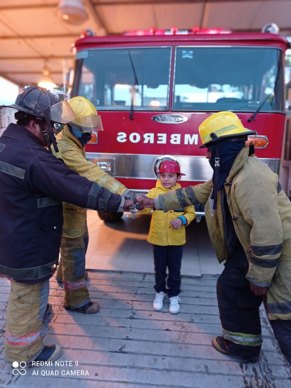 Niño festeja su cumpleaños con los bomberos de Tamaulipas