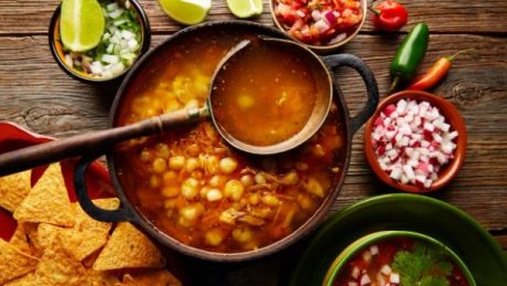 ¡Rolen! Familia mete de contrabando cazuela de pozole a la función de cine