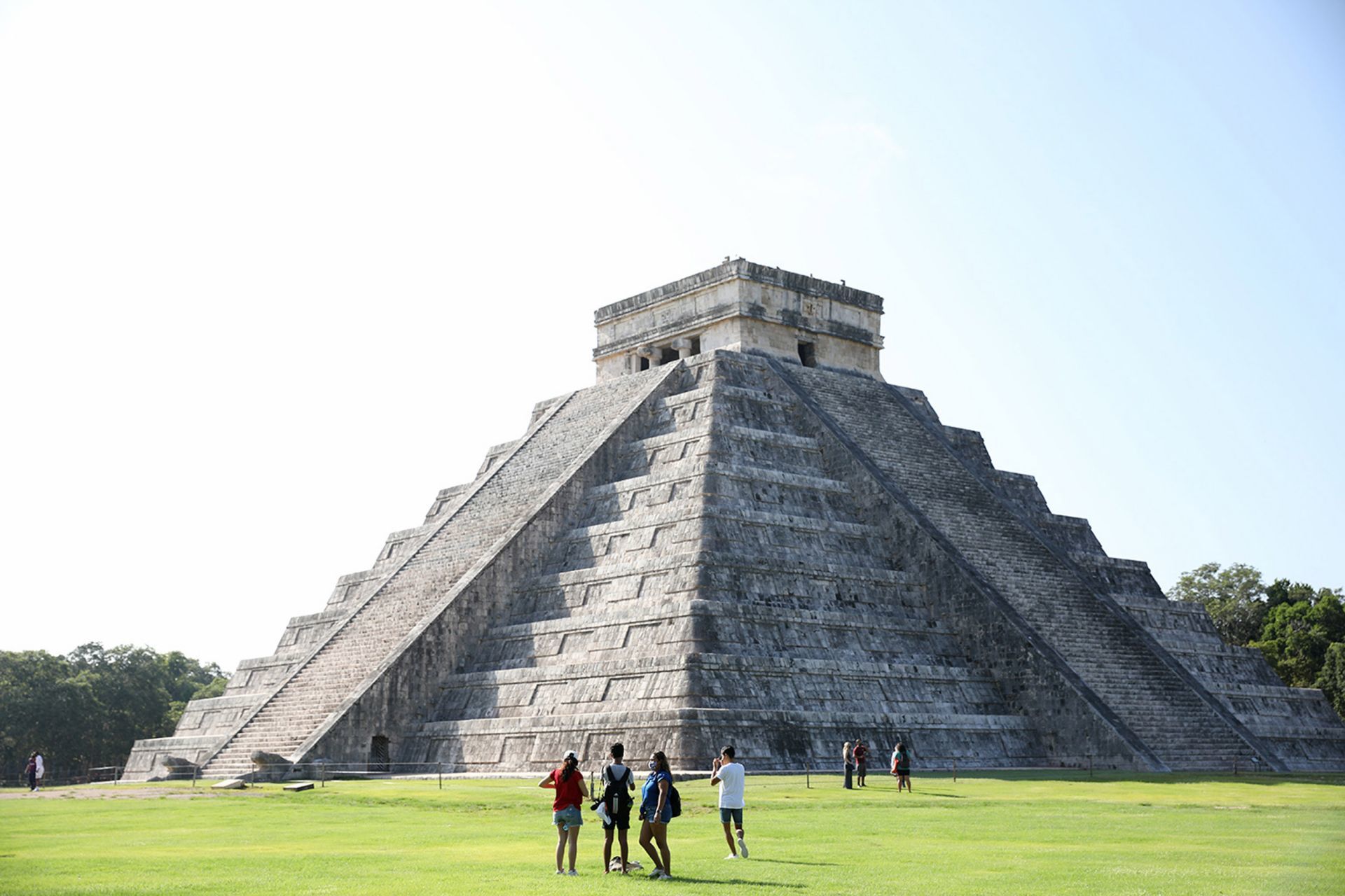 Contemplando el paisaje: Captan a un perro en la cima de Chichen Itzá