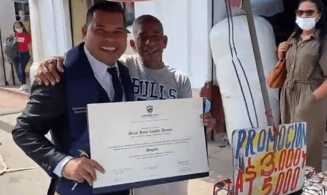 Joven dedica título a su papá en el puesto del mercado donde trabaja