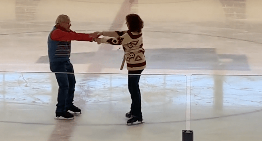 Abuelito aprende a patinar sobre hielo tras ser diagnosticado con cáncer