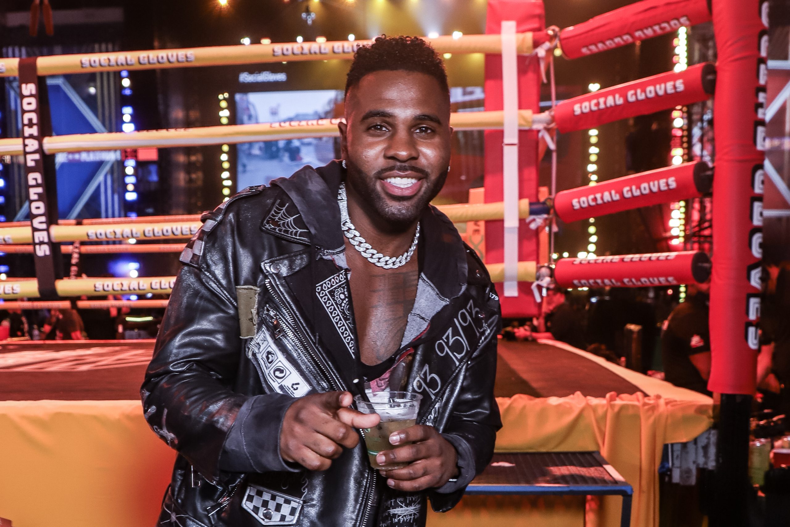 Jason Derulo golpea a dos hombres que lo confundieron con Usher