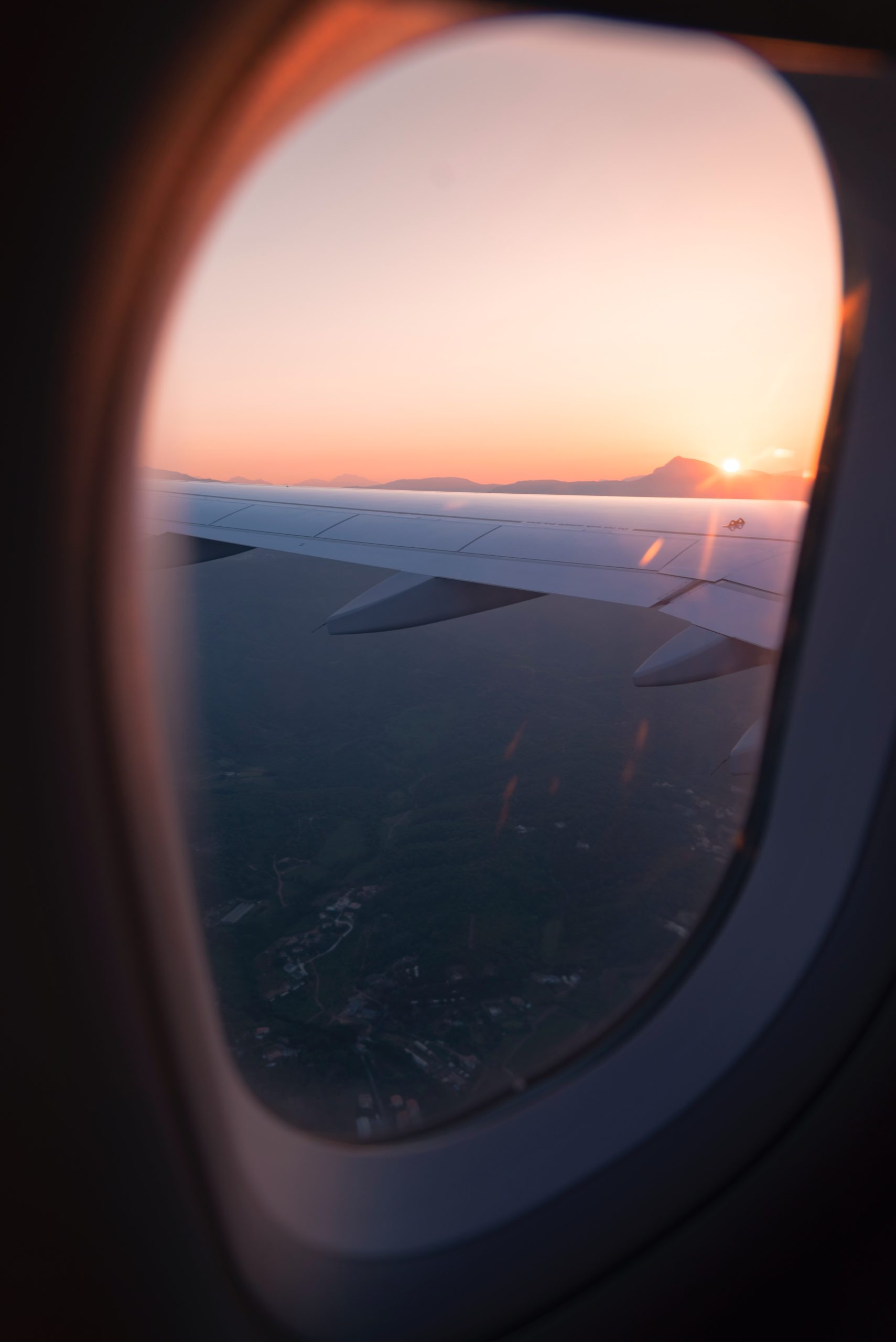 Medidas desesperadas nivel: Pasajera viaja en baño de un avión luego de dar positivo a COVID-19