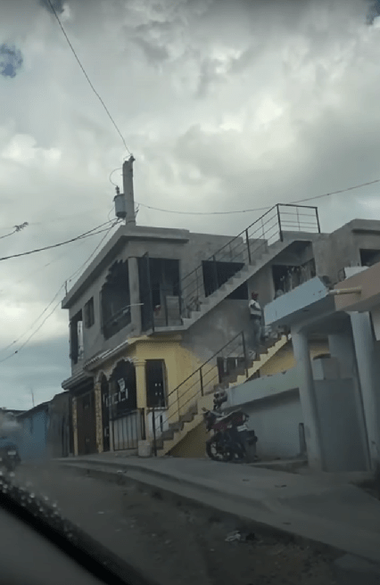 Captan casa construida con un poste de luz como columna